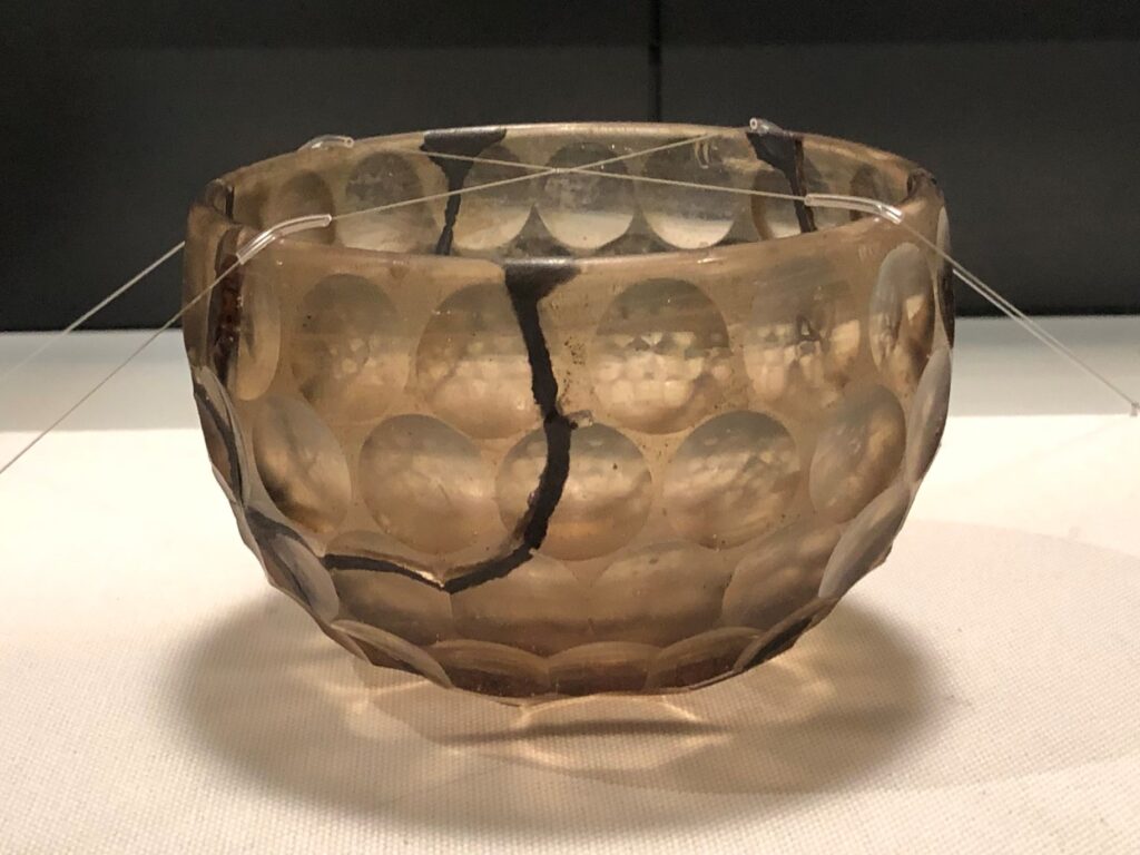 伝安閑天皇陵出土《白瑠璃碗》(古墳時代、東京国立博物館)